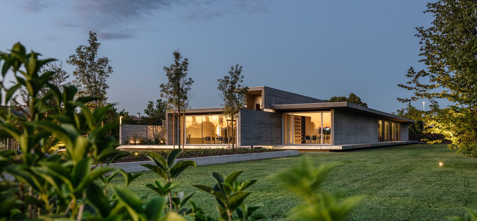 Villa contemporanea immersa nel verde al tramonto