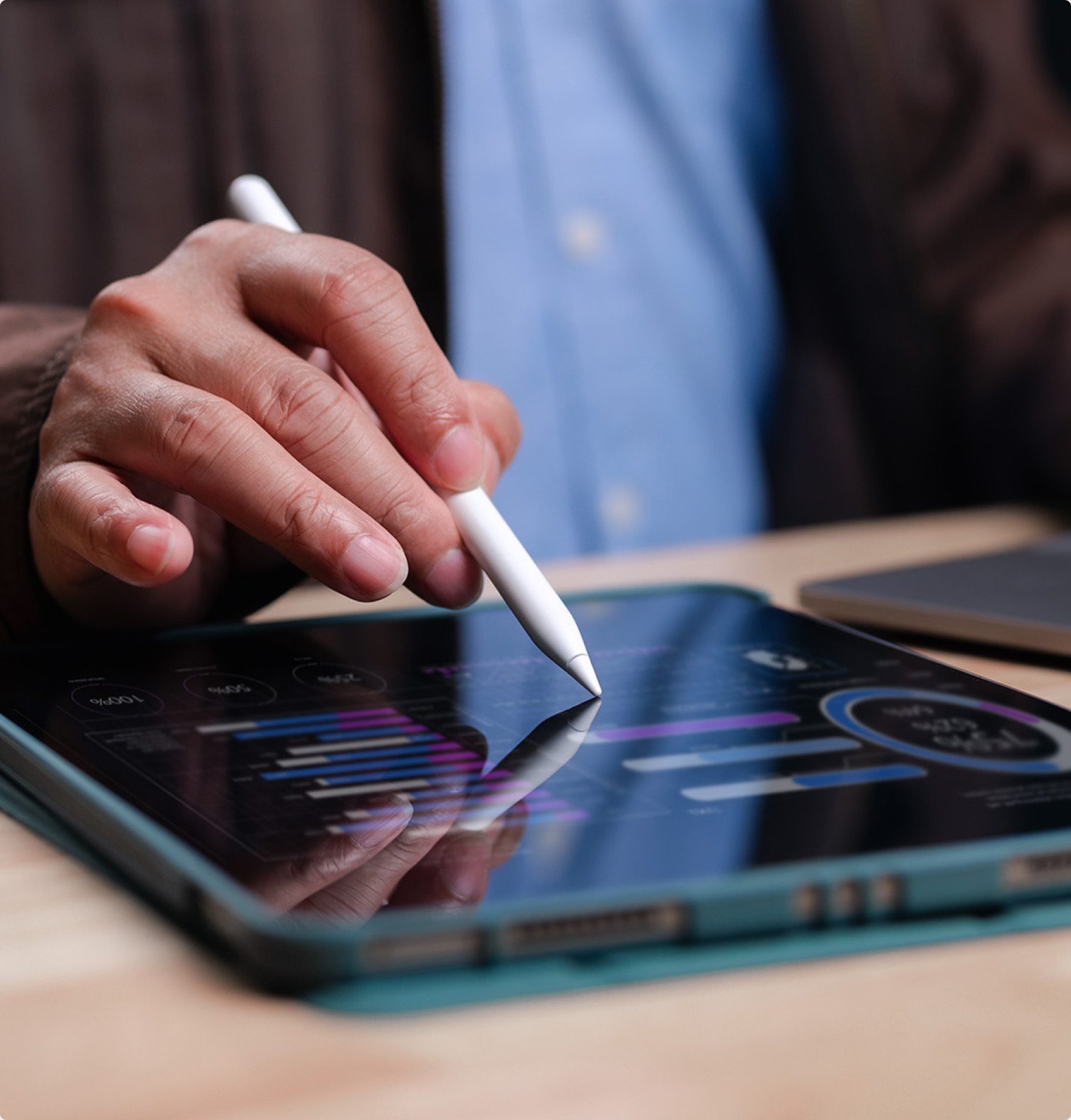 Mano che analizza grafici di performance su un tablet
