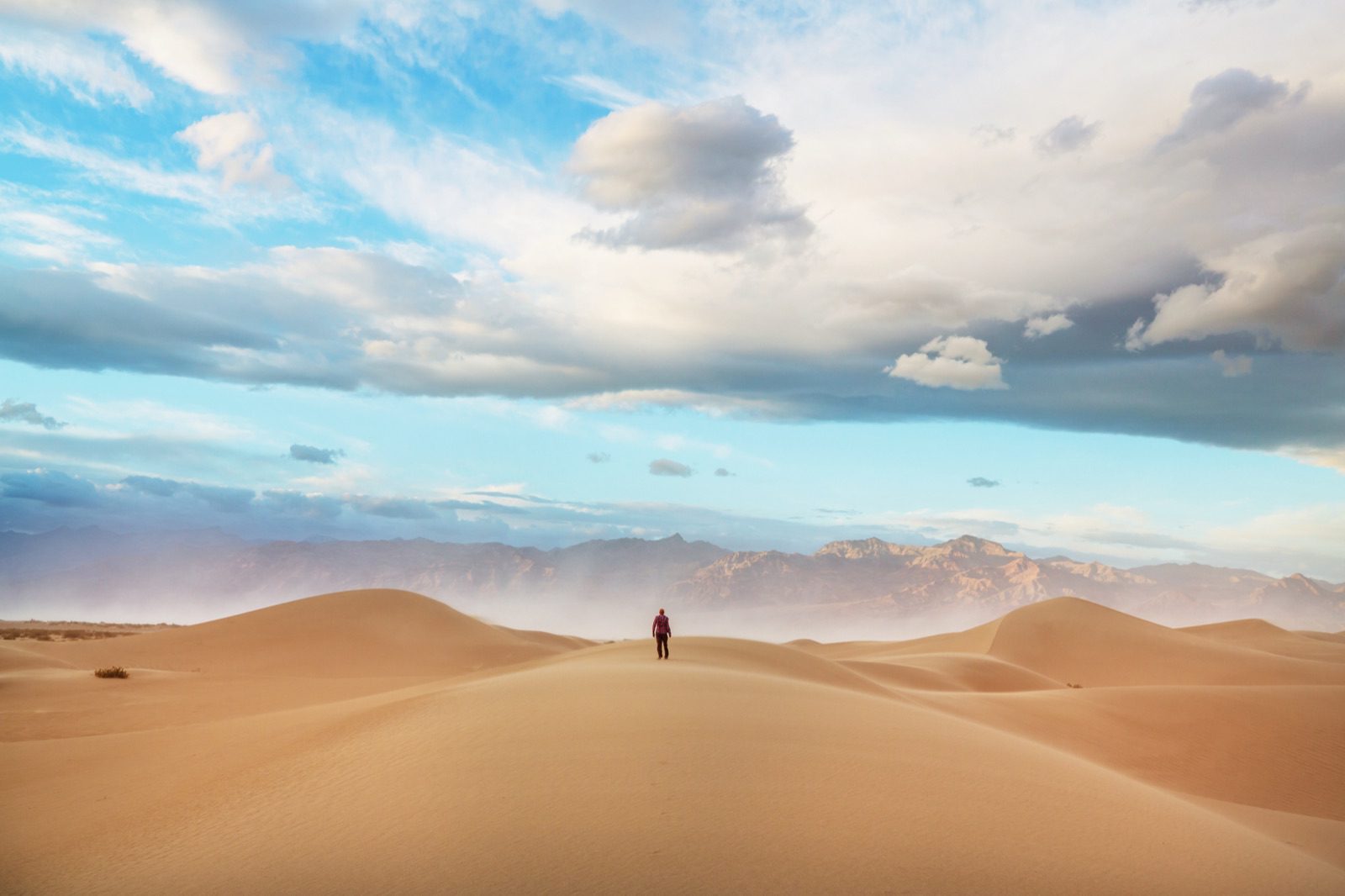 Persona che cammina su dune di sabbia